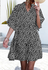 Kleid mit Blumenmuster und Schlitz am Ausschnitt